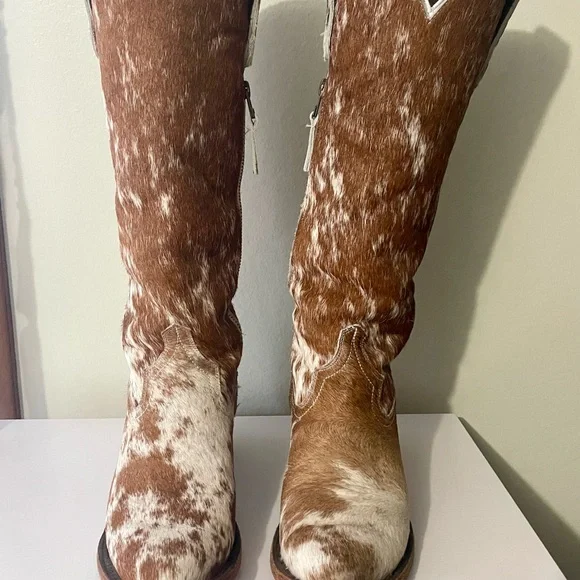 Stylish Cowhide Boots - Auburn and White - Picture 3 of 7